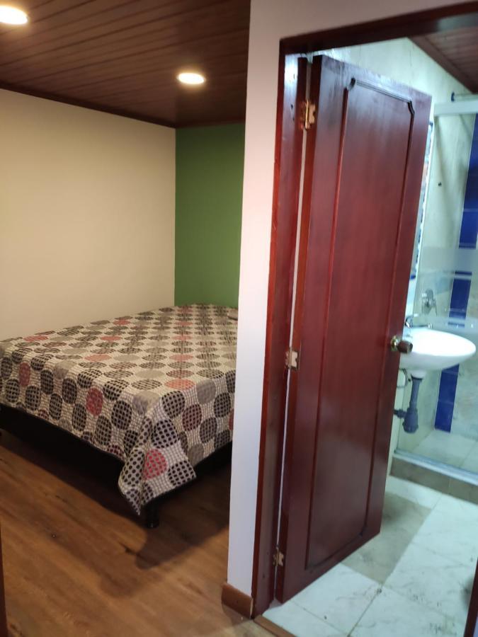 La Parada Del Tren Hostel Богота Экстерьер фото