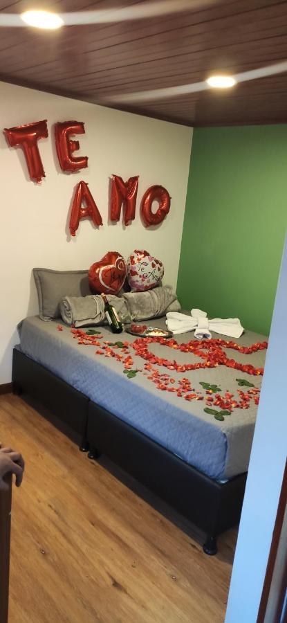 La Parada Del Tren Hostel Богота Экстерьер фото