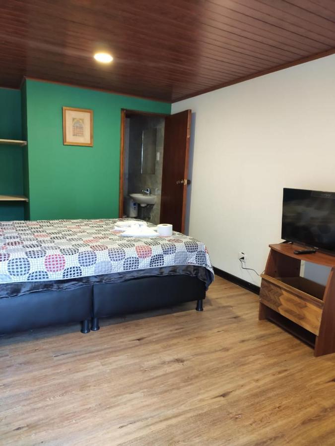 La Parada Del Tren Hostel Богота Экстерьер фото