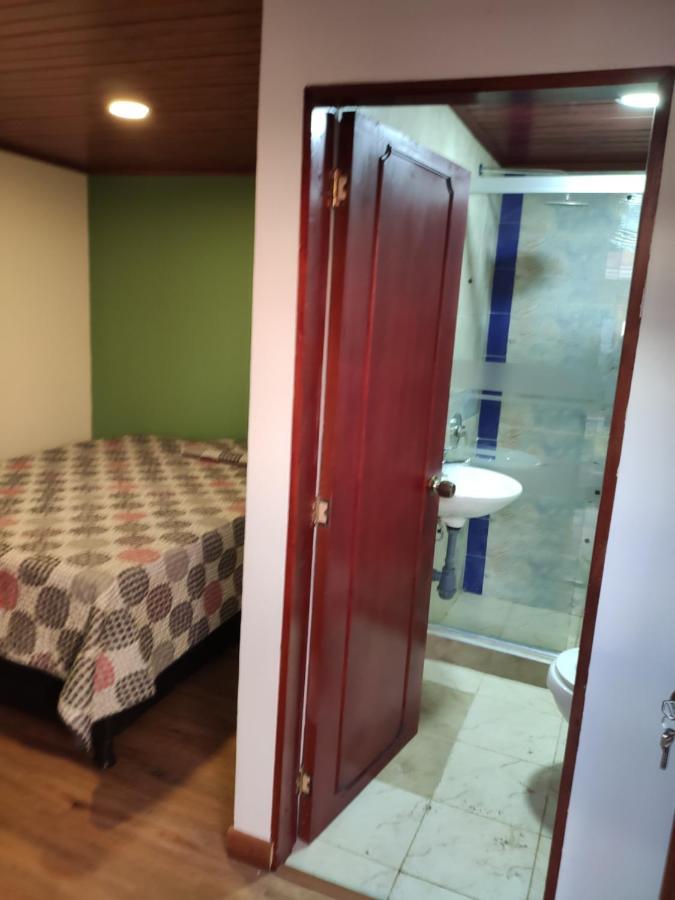 La Parada Del Tren Hostel Богота Экстерьер фото