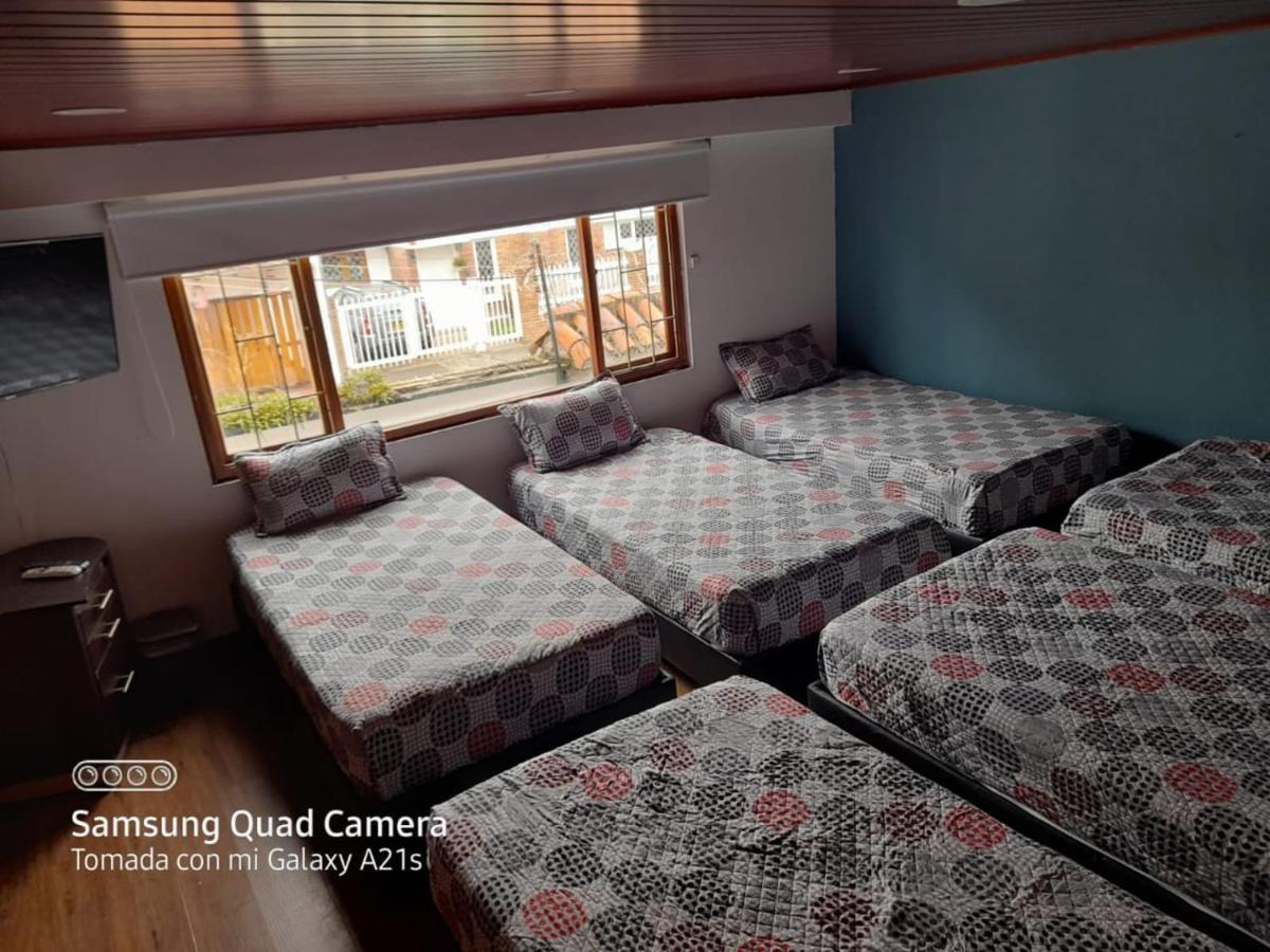 La Parada Del Tren Hostel Богота Экстерьер фото