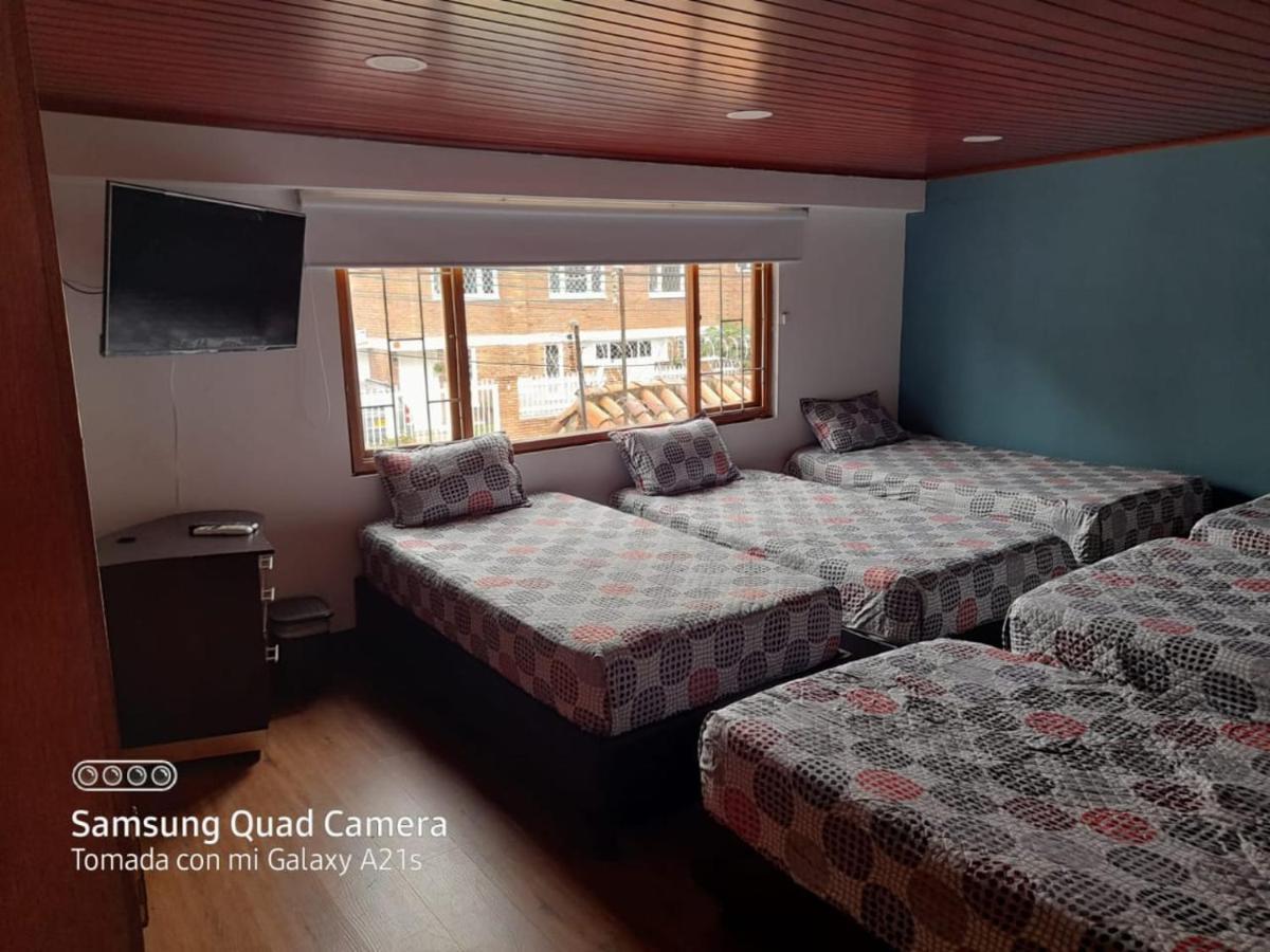 La Parada Del Tren Hostel Богота Экстерьер фото